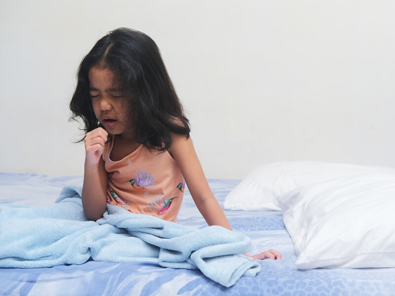 Influenza Kanak-kanak - budak perempuan batuk selepas bangun tidur