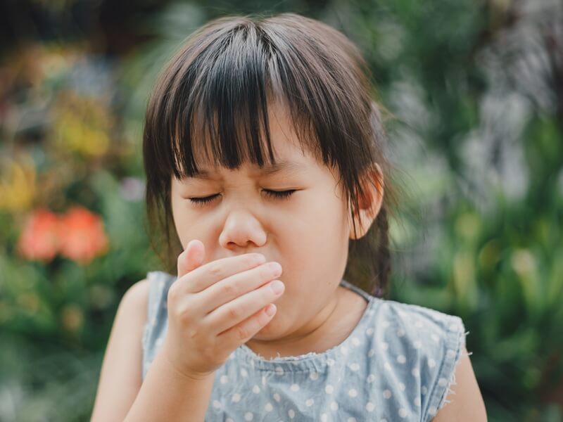 Influenza Kanak-kanak - budak perempuan sedang batuk