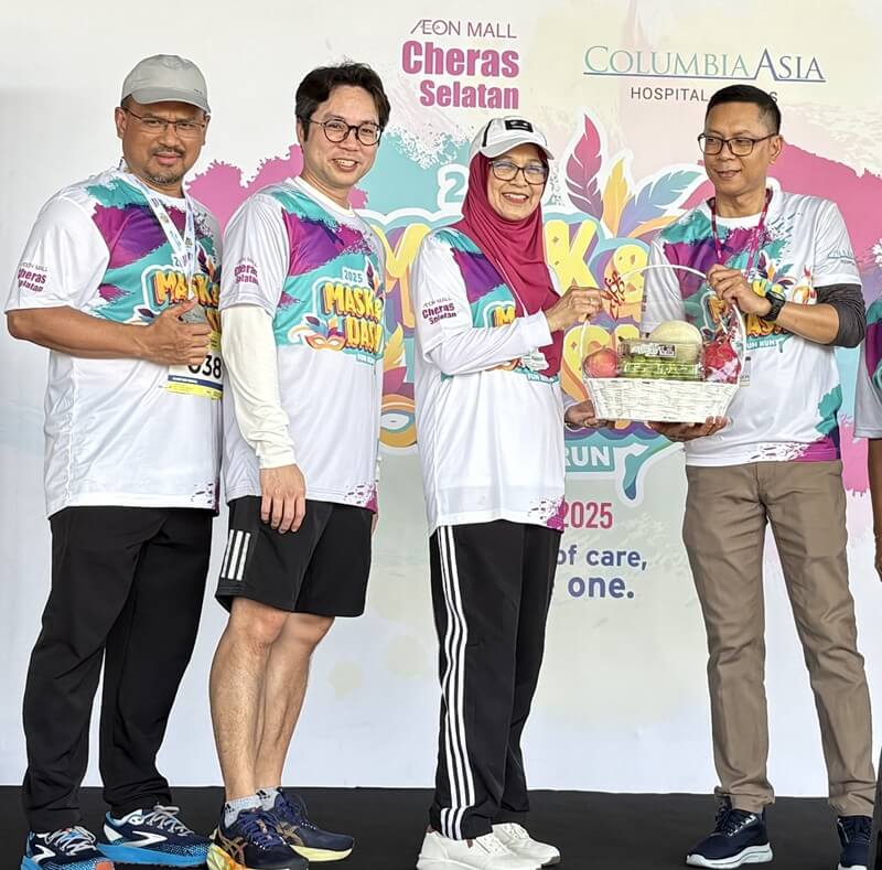 From left, CAH Cheras Chief of Medical Services Dr Amir Ramli, Mr Sean, Puan Engku Marina and Encik Amran