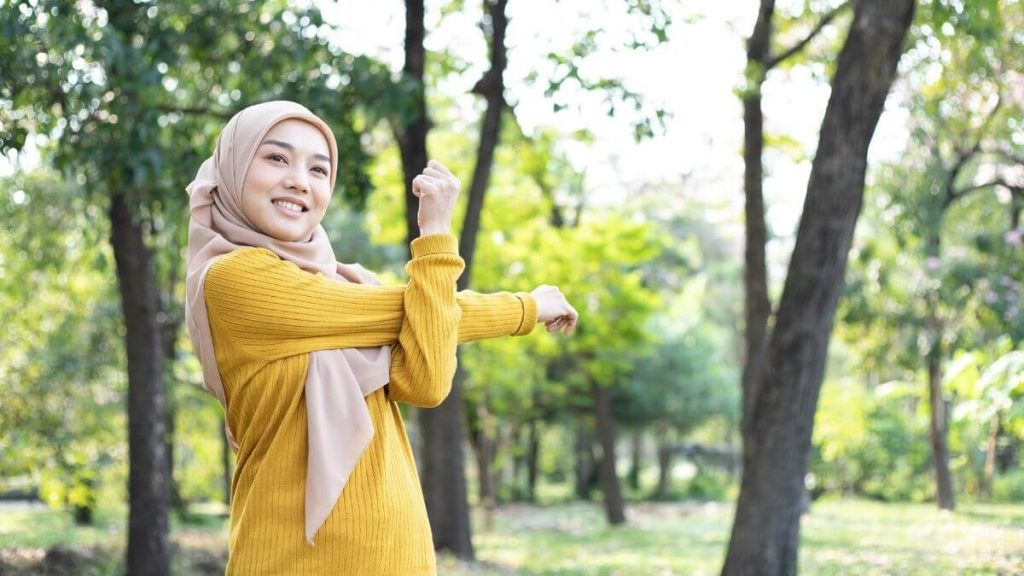 wanita sedang bersenam di taman