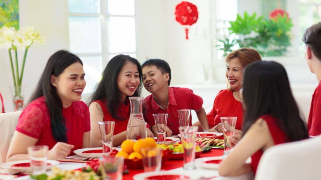 makan bersama keluarga tahun baru cina