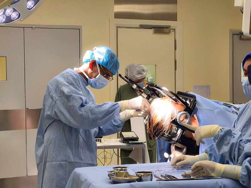 Dr. Kalai mencipta sejarah dengan melaksanakan pembedahan Deep Brain Stimulation (DBS) yang pertama pada Mac 2026.