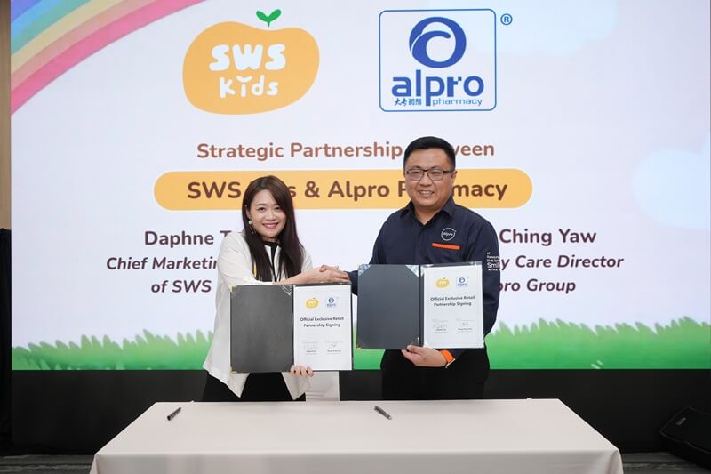 Ketua Pegawai Pemasaran SWS Kids Daphne Tan dengan Pengarah Penjagaan Ibu & Bayi Kumpulan Alpro Wong Ching Yaw 