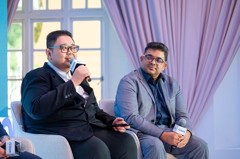 (Indonesia & Malaysia) Dr. Dirga Rambe, Pakar Perubatan Dalaman (kiri) bersama Dr. Rokeshwar Hari Dass, Ketua Kesihatan Korporat, Pemasaran dan Komunikasi, Care Clinics Healthcare Services (kanan).